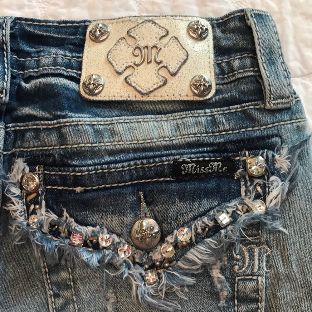 {Miss Me} Destroyed Light Wash Denim Shorts 27 - Picture 6 of 8